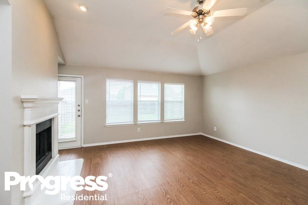 1843 Shanna Dr - Photo 3 of 16