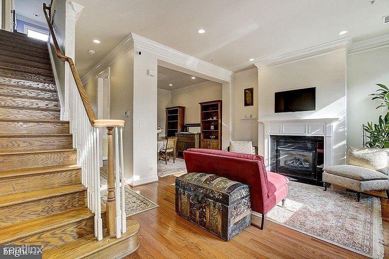 648 C St NE - Photo 2 of 16