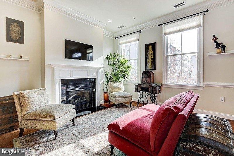 648 C St NE - Photo 3 of 16