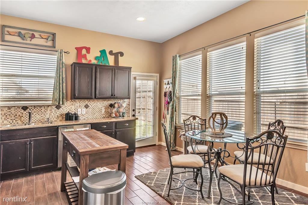 2021 Autumn Lake Dr - Photo 2 of 9