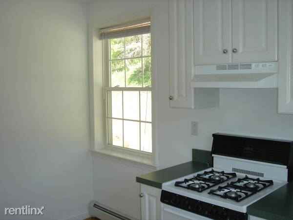 Bright 1 Bedroom Apartment on 2nd Floor - Valhalla - Photo 2 of 12