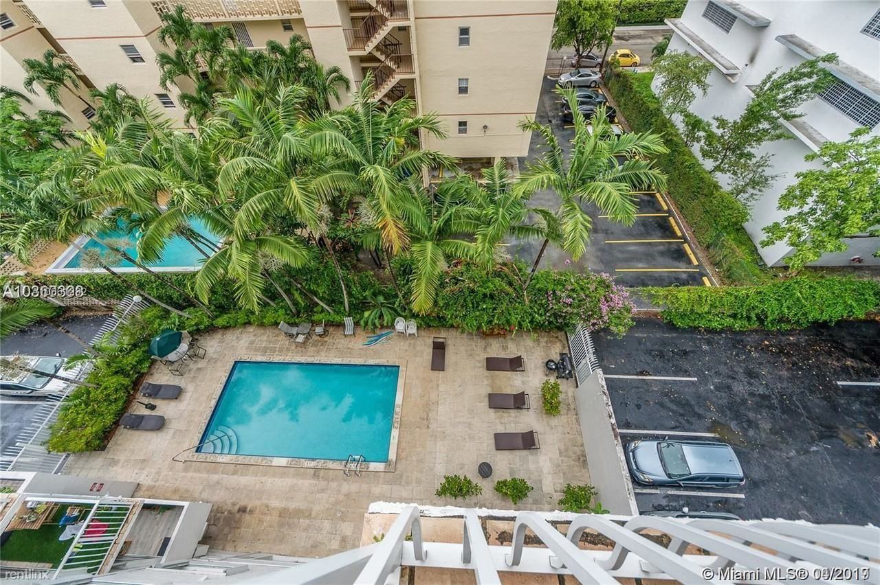 677 NE 24th St - Photo 3 of 15