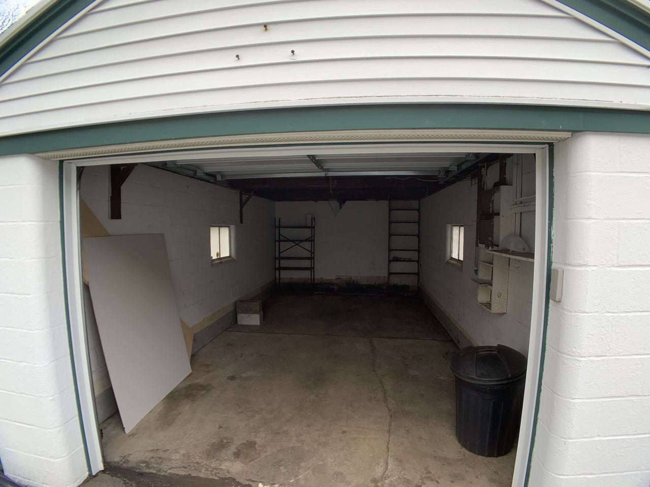 233 Ashwood Dr - Photo 3 of 20