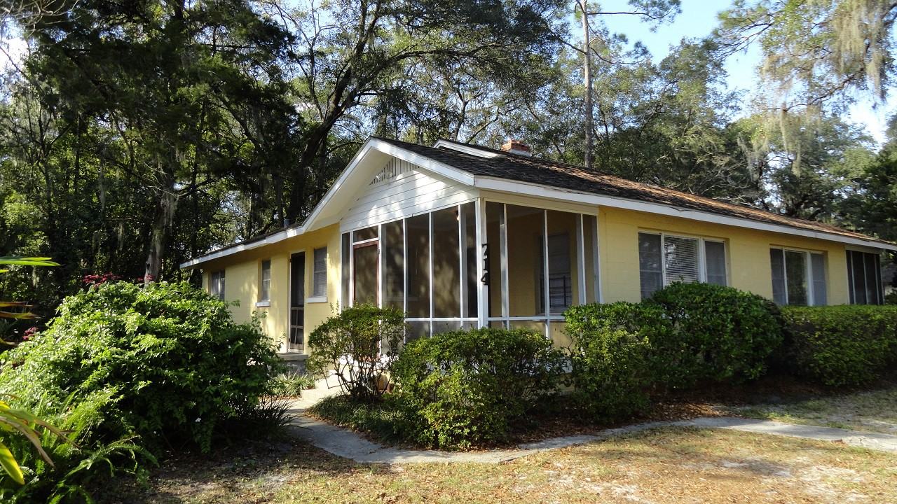 714 NE 11th St - Photo 2 of 10