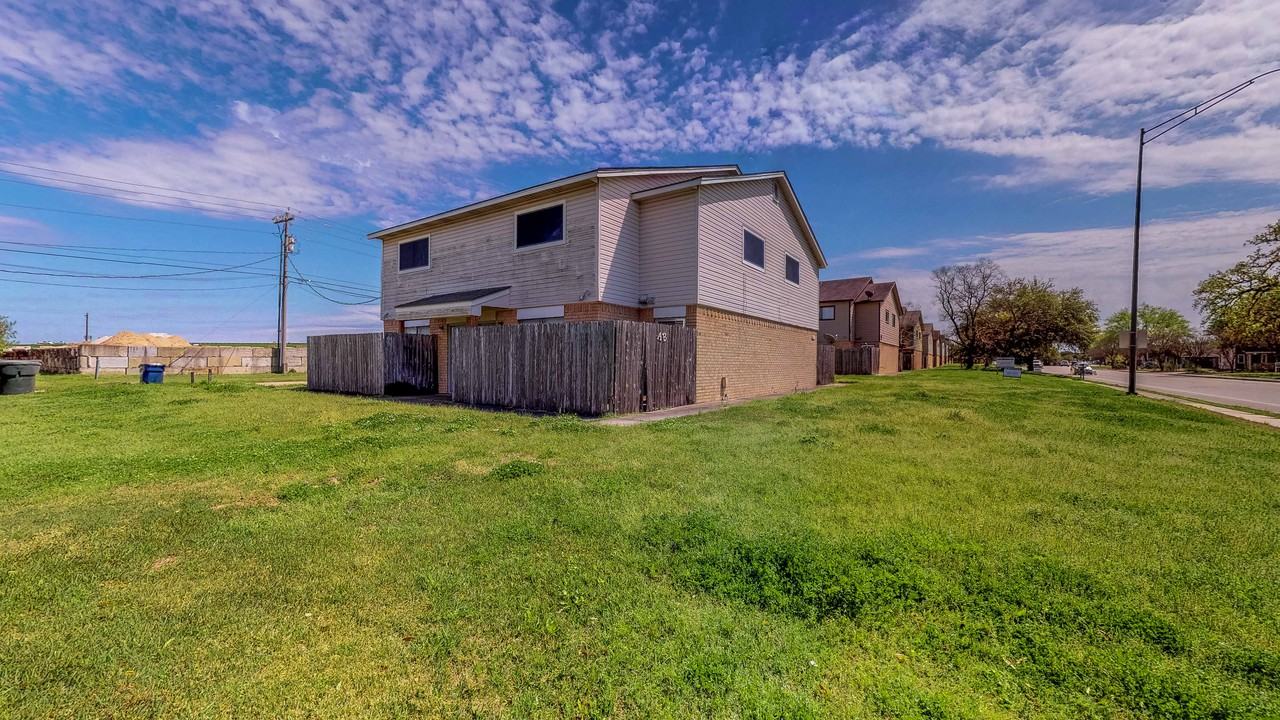 2803 Longmire Dr - Photo 2 of 32