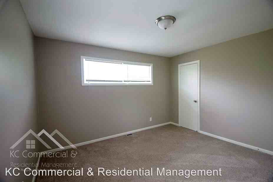 4321 N Brighton Ave - Photo 3 of 37