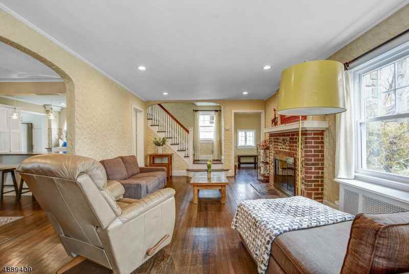 7 Undercliff Rd - Photo 2 of 18