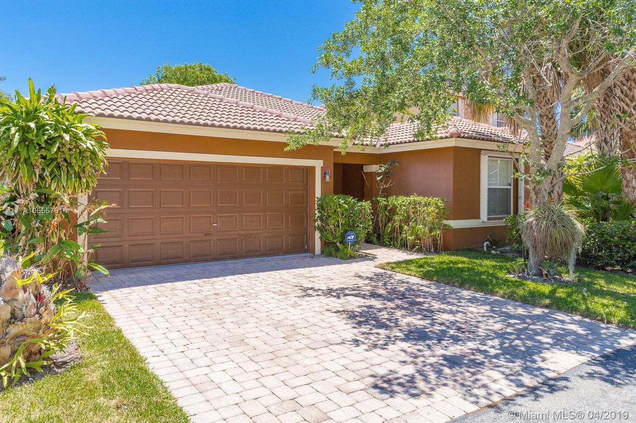 3832 Southwest 53rd Street - Photo 2 of 18