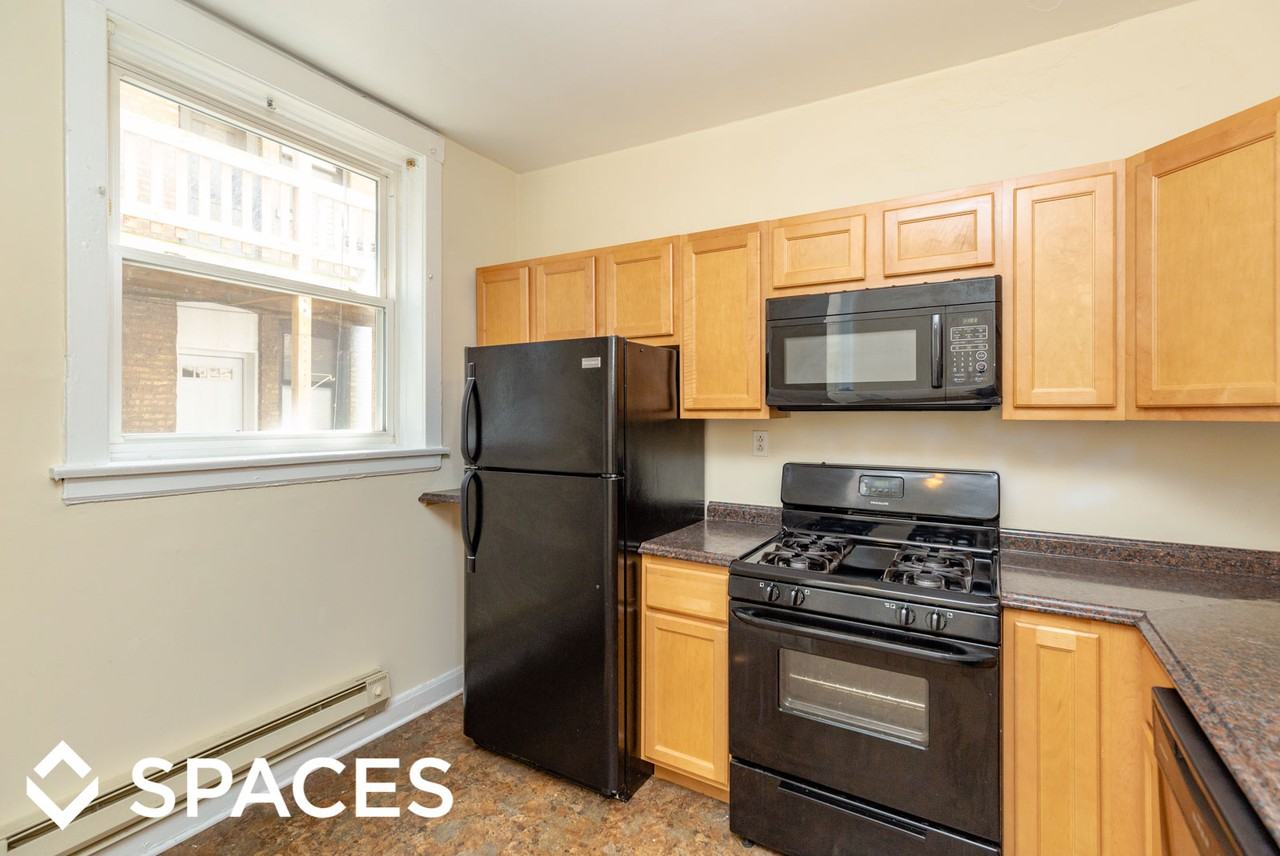 4423 N Wolcott Ave - Photo 2 of 10