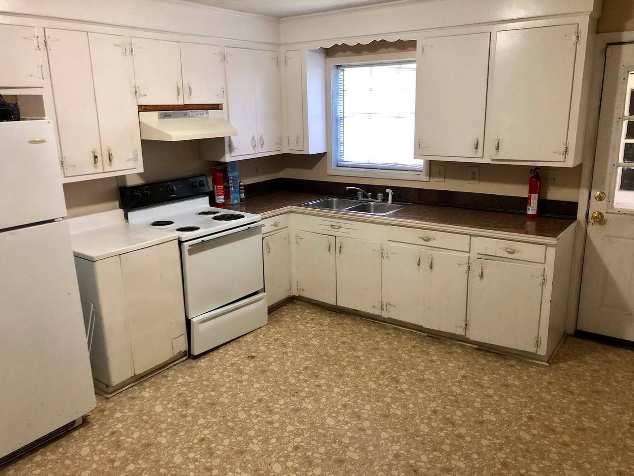 1032 Harbor View Rd - Photo 3 of 10