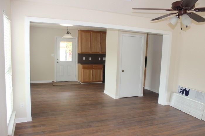 501 N Lampasas St - Photo 3 of 15