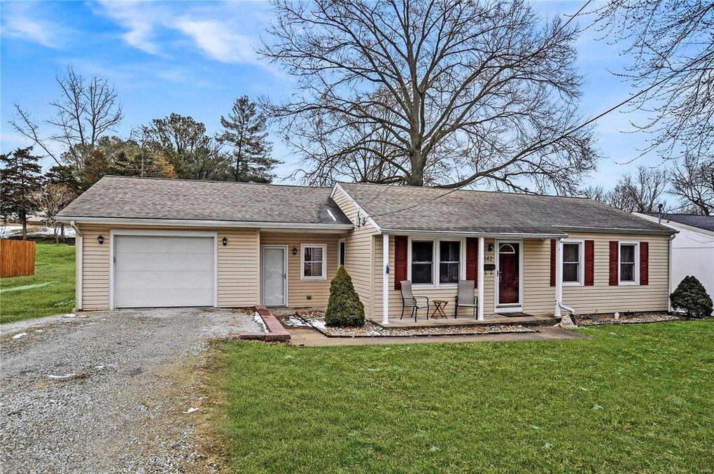 142 Leo St - Photo 2 of 25