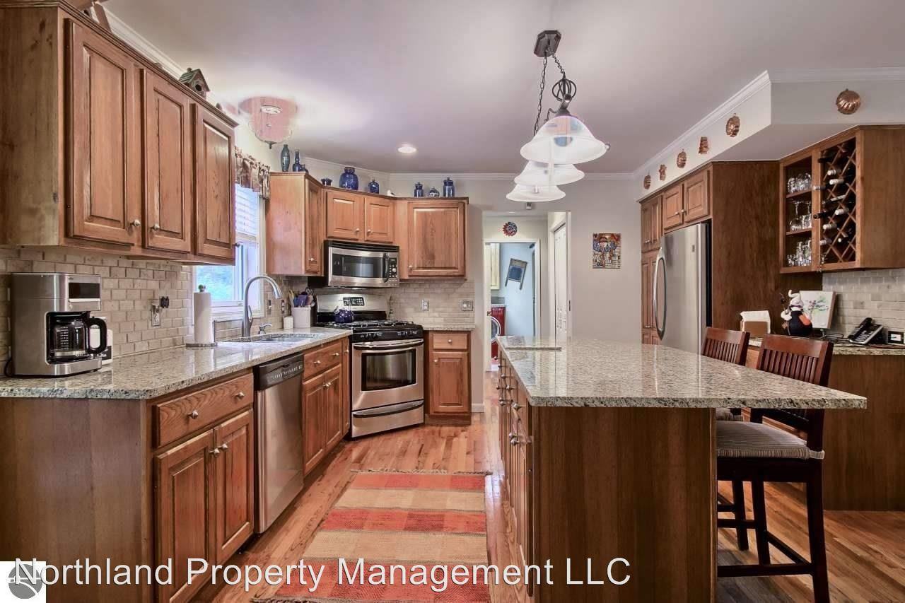 683 W Broadway - Photo 3 of 8