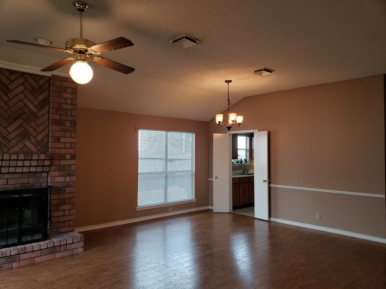 1149 Lago Vista St - Photo 3 of 19