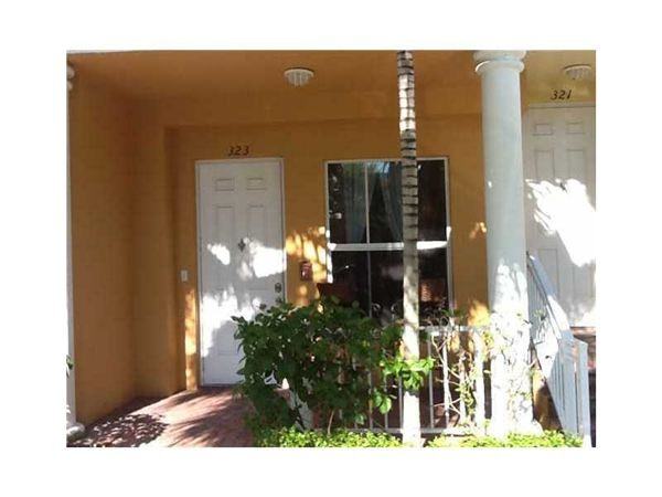 323 SW 13th Ter - Photo 3 of 8