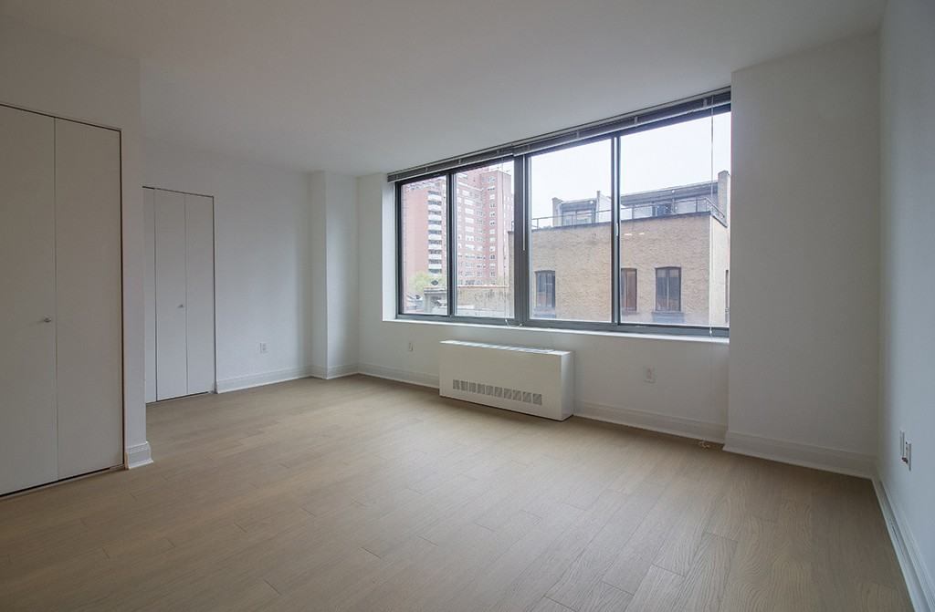 222 E 34th St #817 - Photo 2 of 12