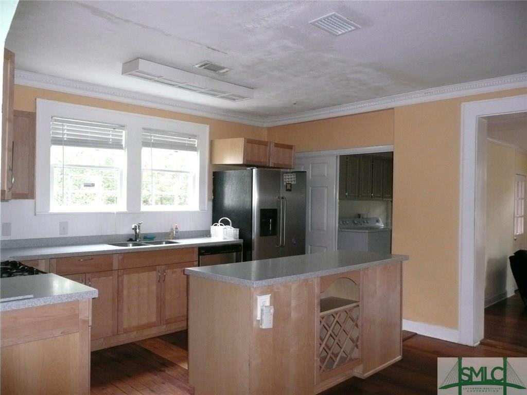 738 E Henry St - Photo 3 of 19