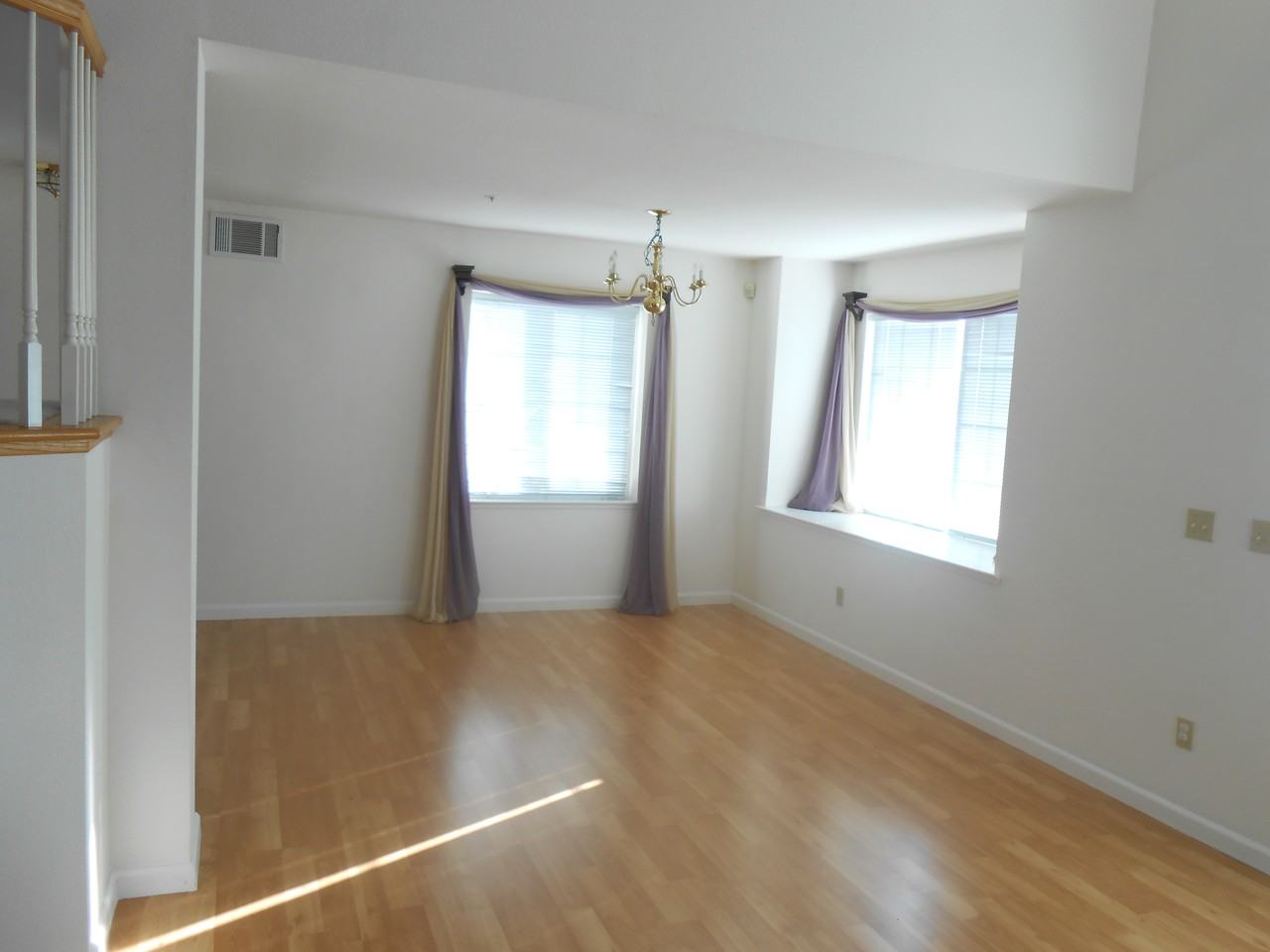 533 Devonshire Court - Photo 3 of 39