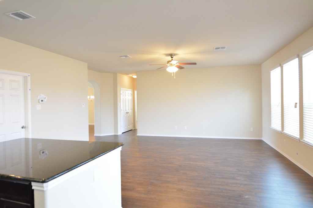 5902 Ambrose Cir - Photo 6 of 33