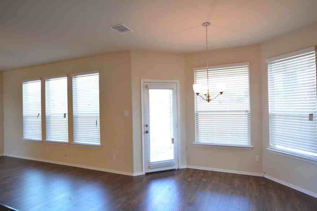 5902 Ambrose Cir - Photo 7 of 33