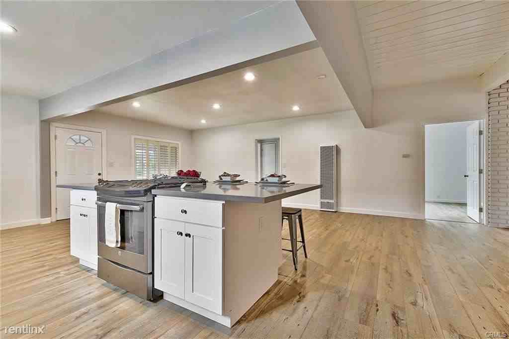 244 E Adams St - Photo 2 of 21