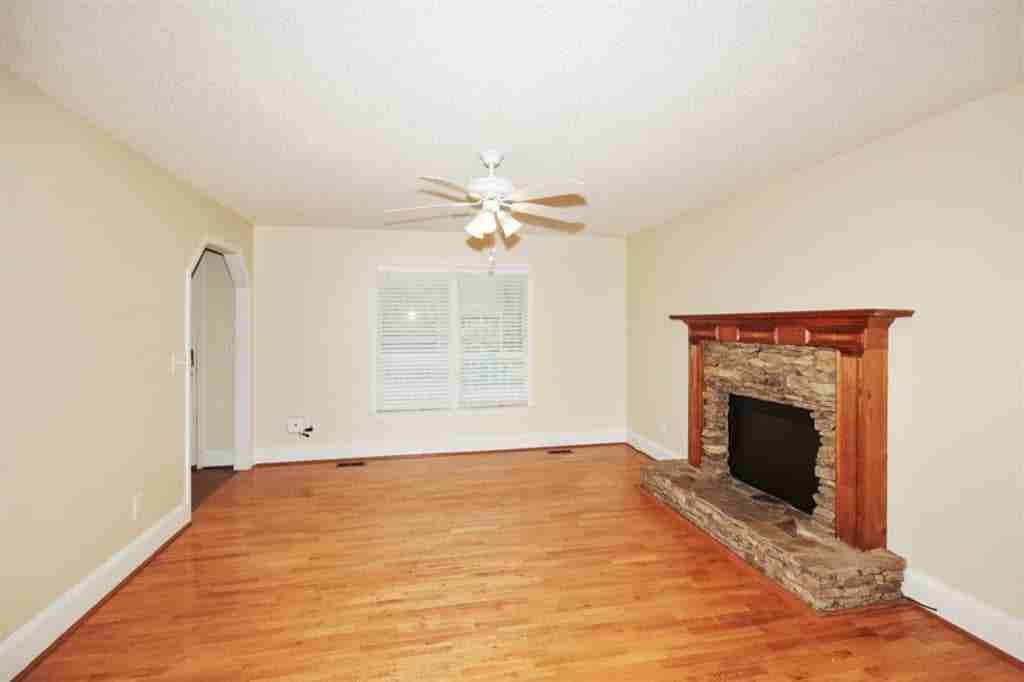 258 Victorian Cir - Photo 3 of 11