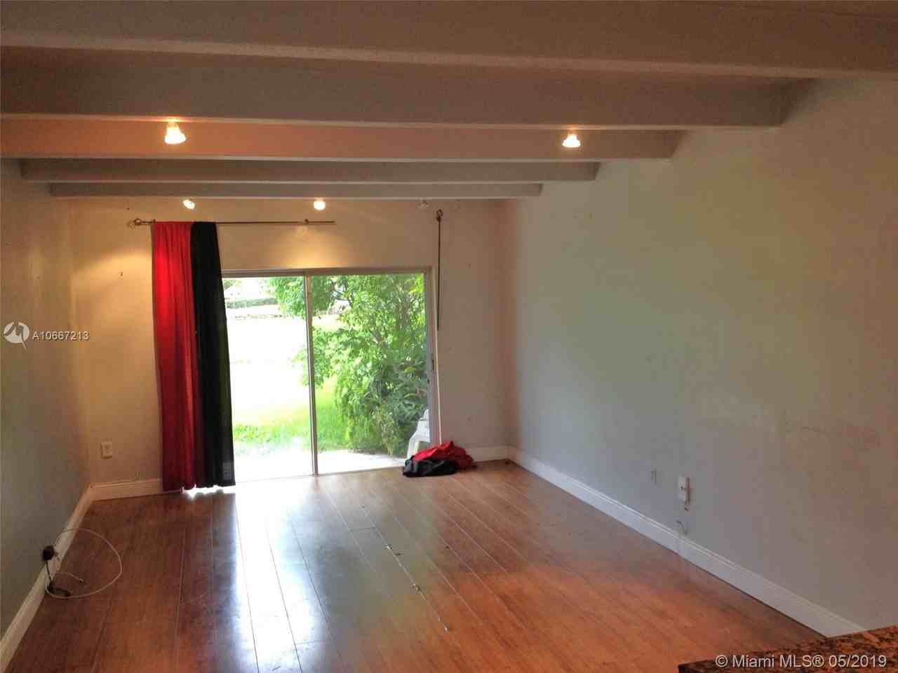 7580 SW 82nd St - Photo 3 of 6