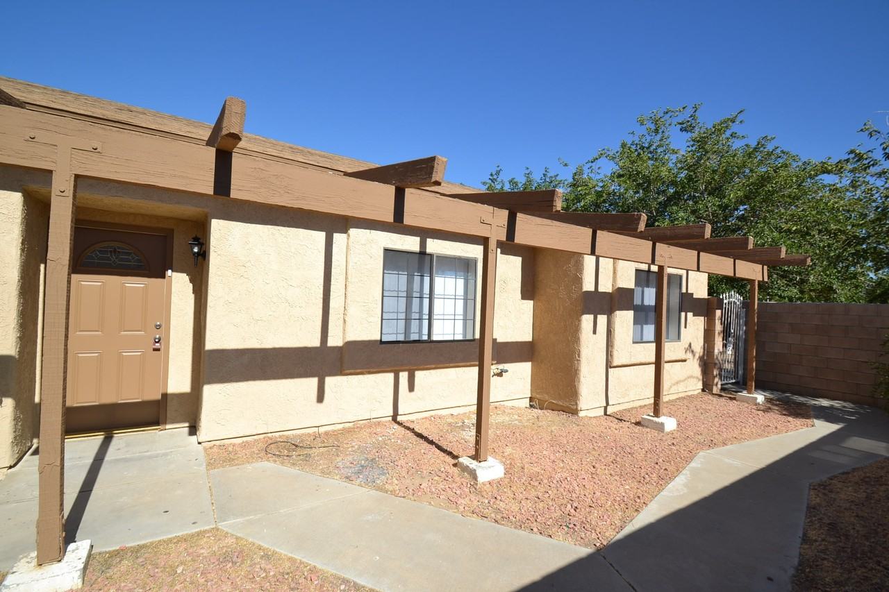 1522 E Avenue J 3 - Photo 2 of 9