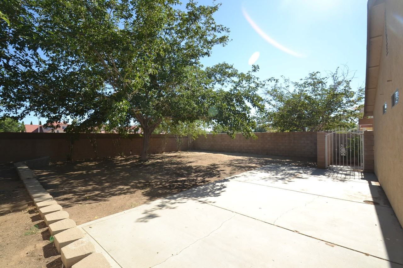 1522 E Avenue J 3 - Photo 3 of 9