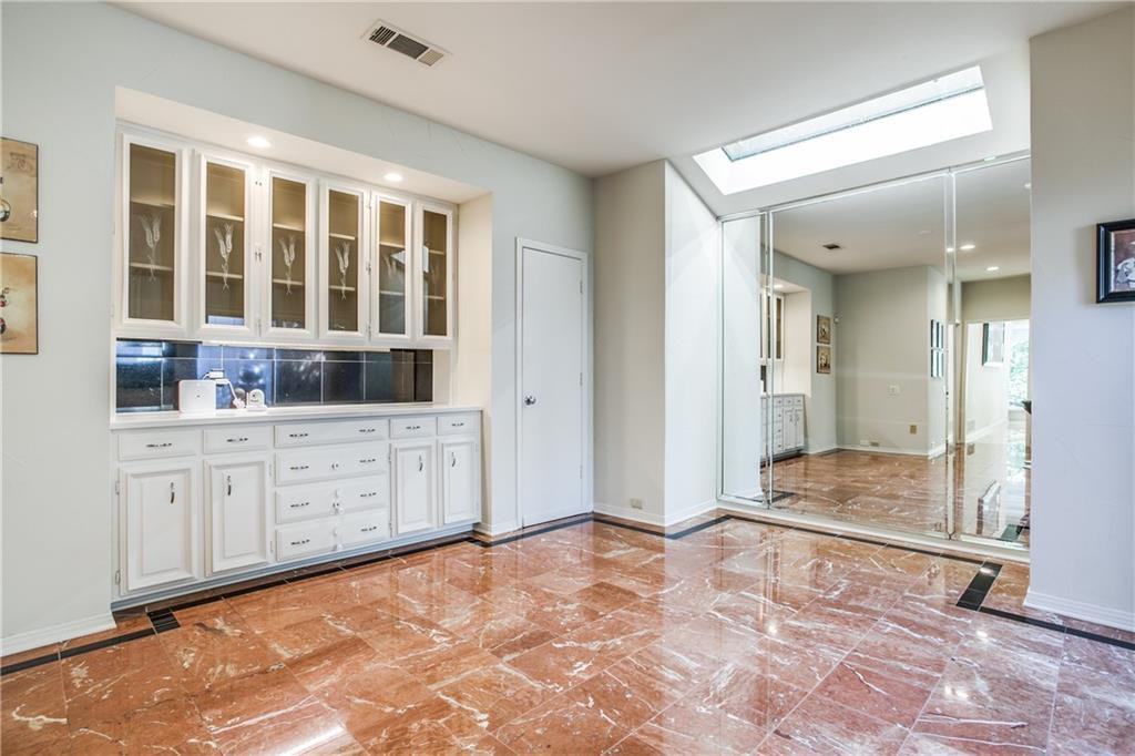 6112 Oakcrest Rd - Photo 3 of 25