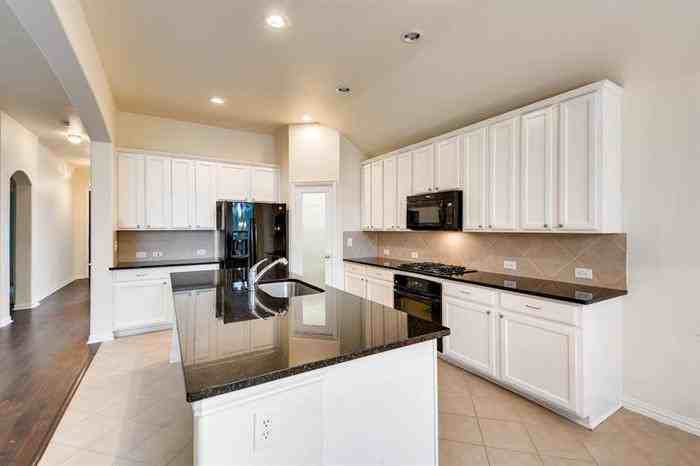 6301 Weaver Dr - Photo 2 of 17