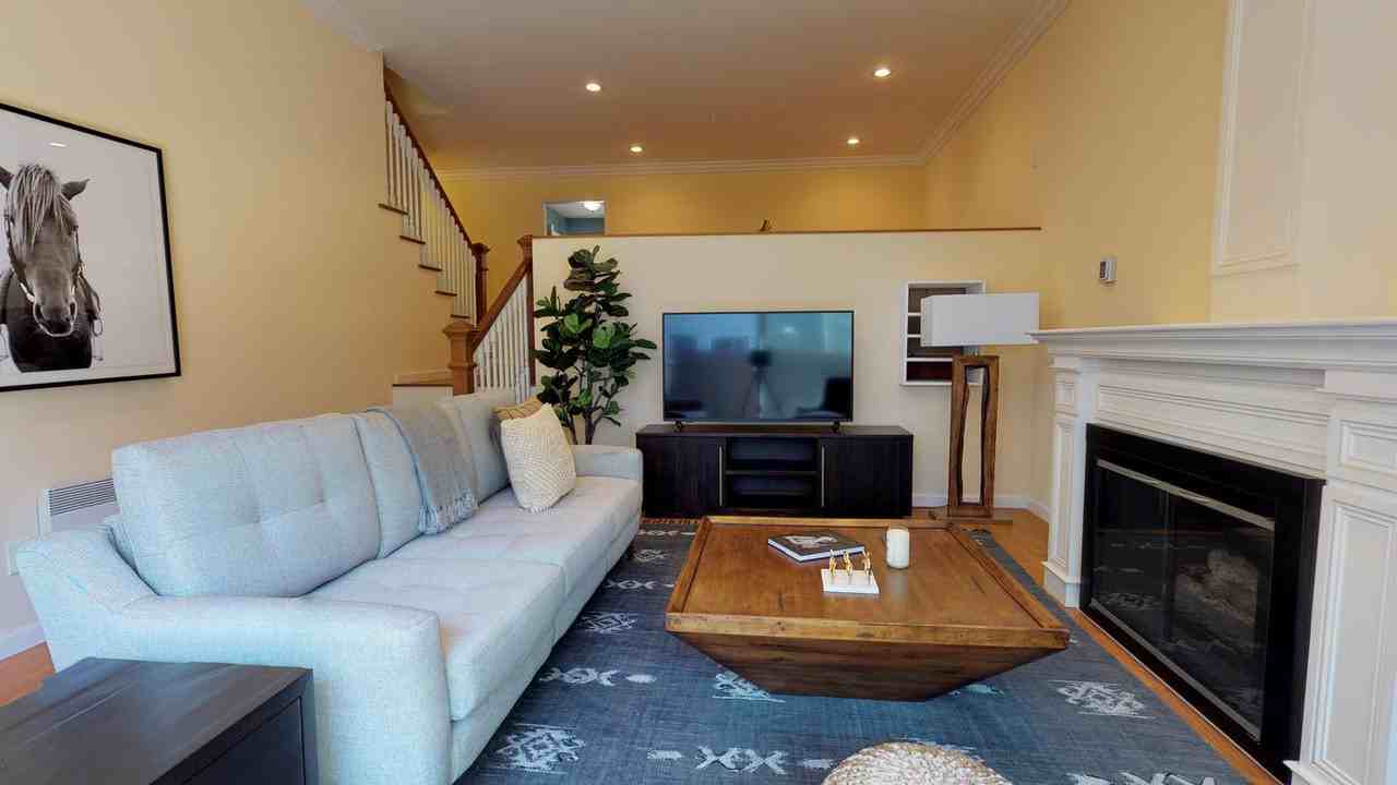 Stylish North Redondo Beach townhome with lovely yard - Photo 2 of 15