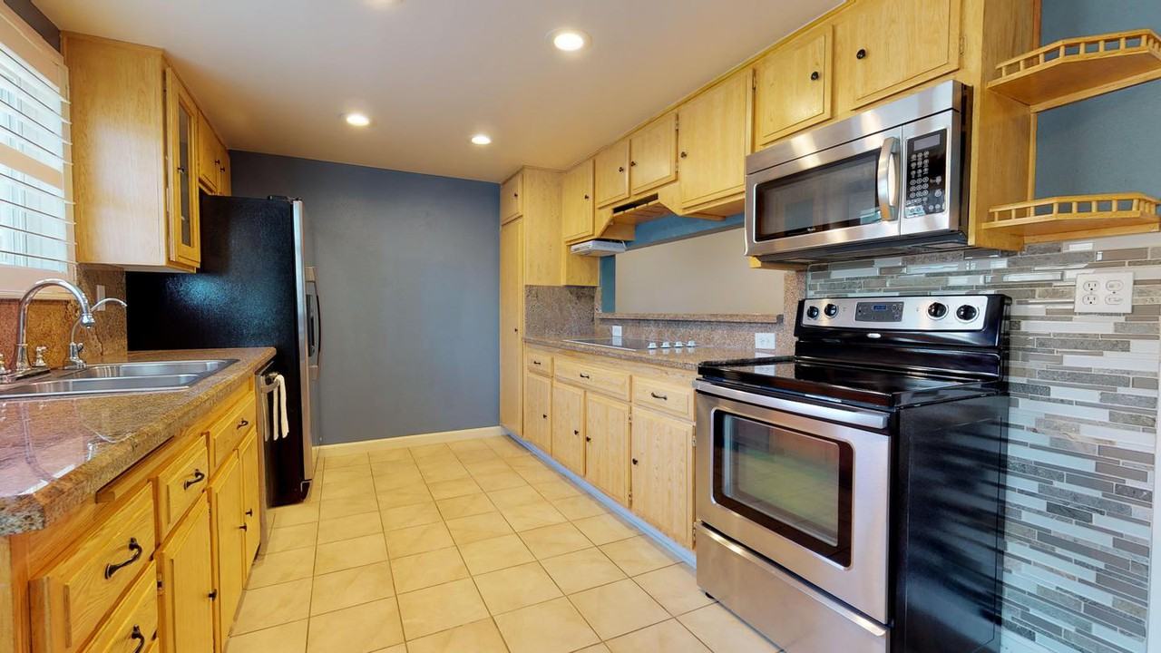 Stylish North Redondo Beach townhome with lovely yard - Photo 5 of 15