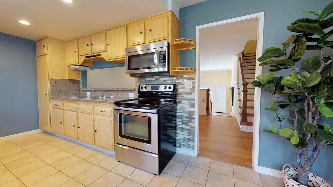 Stylish North Redondo Beach townhome with lovely yard - Photo 6 of 15