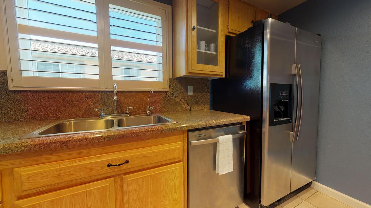 Stylish North Redondo Beach townhome with lovely yard - Photo 7 of 15