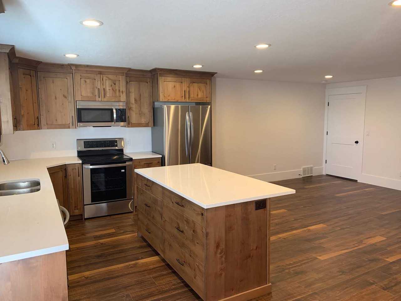 884 S Silvertree Ln - Photo 3 of 14