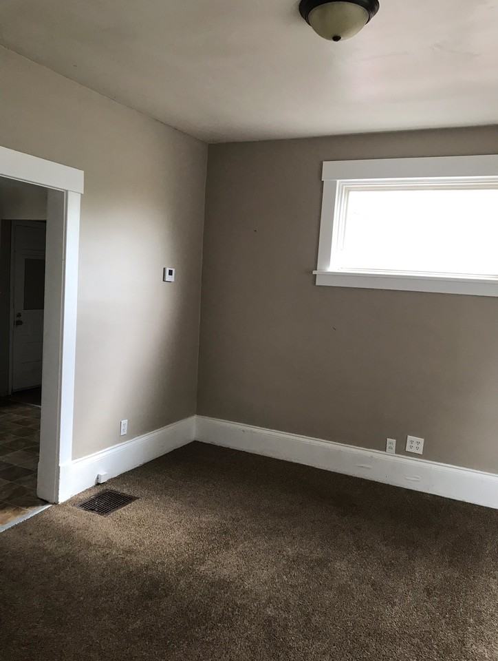 1548 Oxford Ave NW - Photo 3 of 8