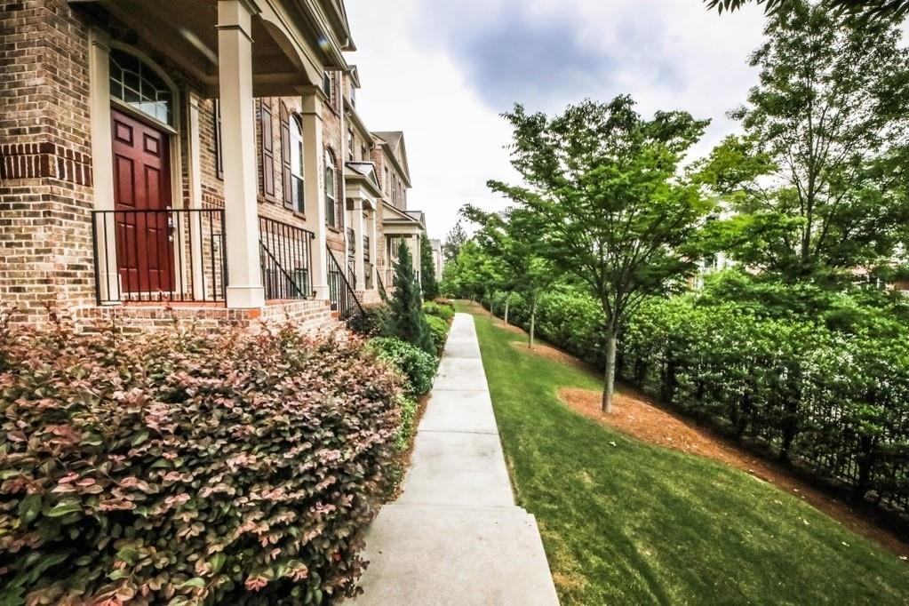 1004 E Paces Chase - Photo 2 of 30