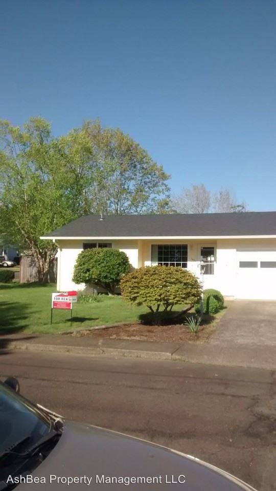 1491 SW Hill St - Photo 2 of 9