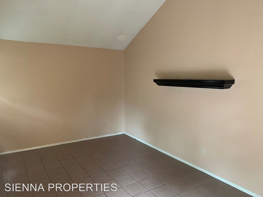 1004 Milford Way #B - Photo 3 of 12