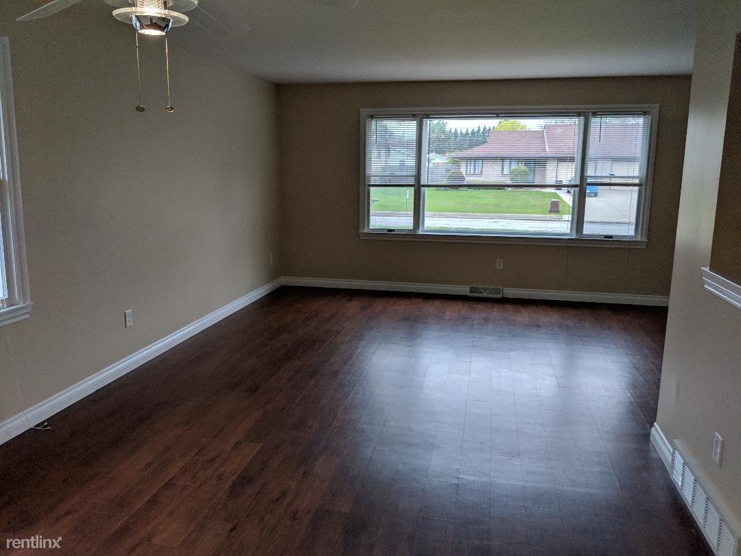 298 Cranbrook Dr - Photo 3 of 10