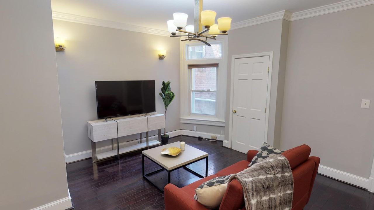 Beautiful Bloomingdale home with amazing city views - Photo 2 of 16