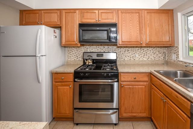 542 Bristol Ln - Photo 3 of 19