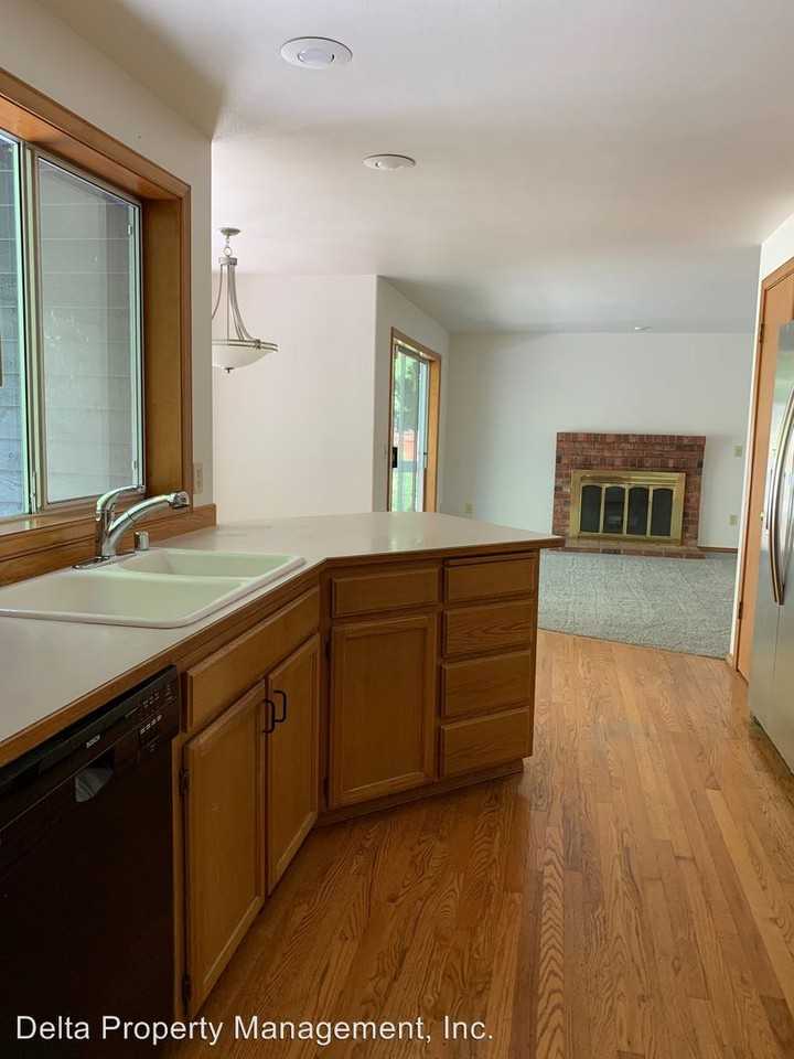 18510 Woodbine Dr - Photo 2 of 21