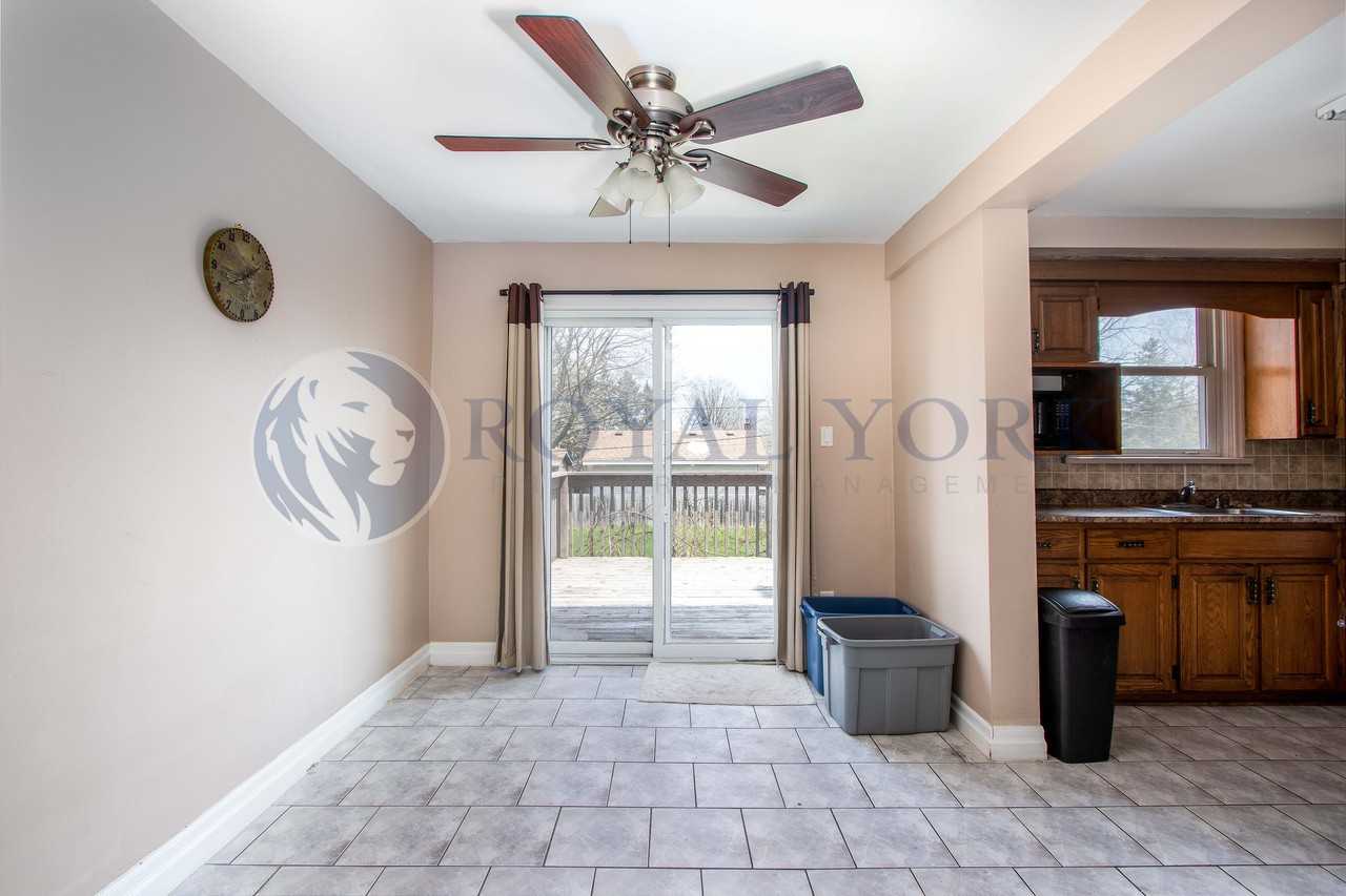 895 Mary St N - Photo 2 of 15