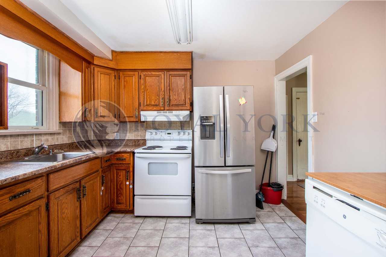 895 Mary St N - Photo 3 of 15