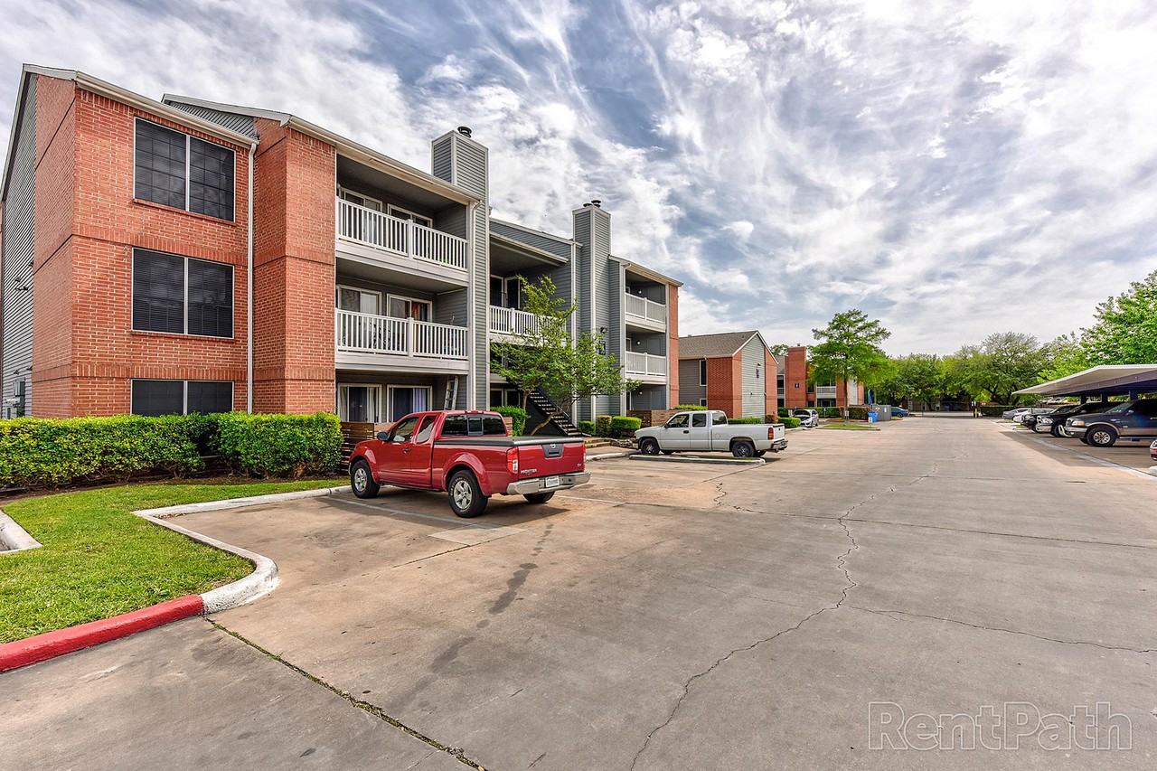 Ironhorse Flats Apartments - Photo 5 of 42