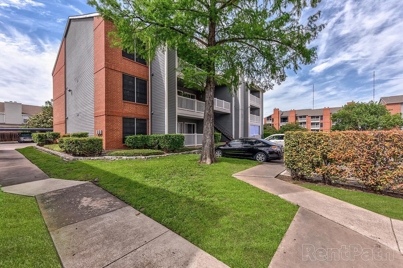 Ironhorse Flats Apartments - Photo 4 of 42