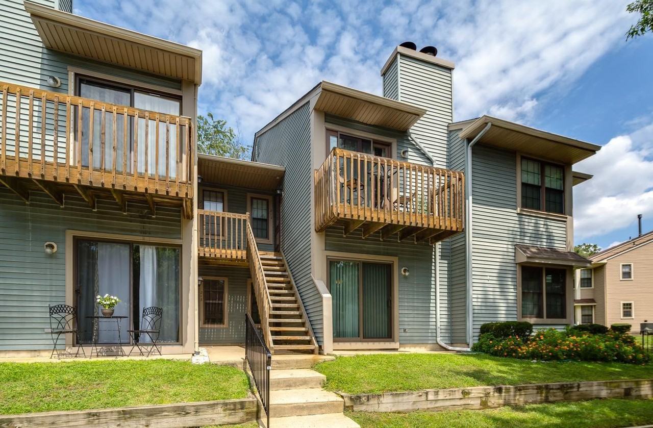 211 Barclay Ct - Photo 2 of 15