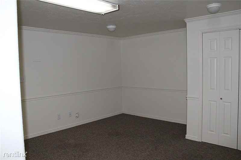 894 N Main St - Photo 3 of 5